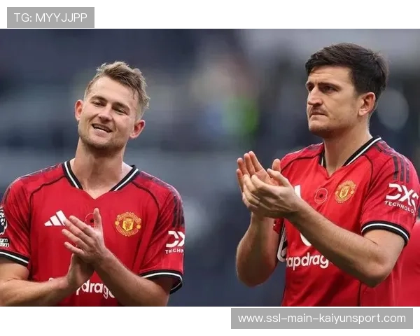 中后卫德里赫特全场36次解围，曼联三中卫体系显韧性