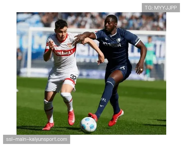 实时：波鸿队快速开出战术任意球，助攻队友单刀破门